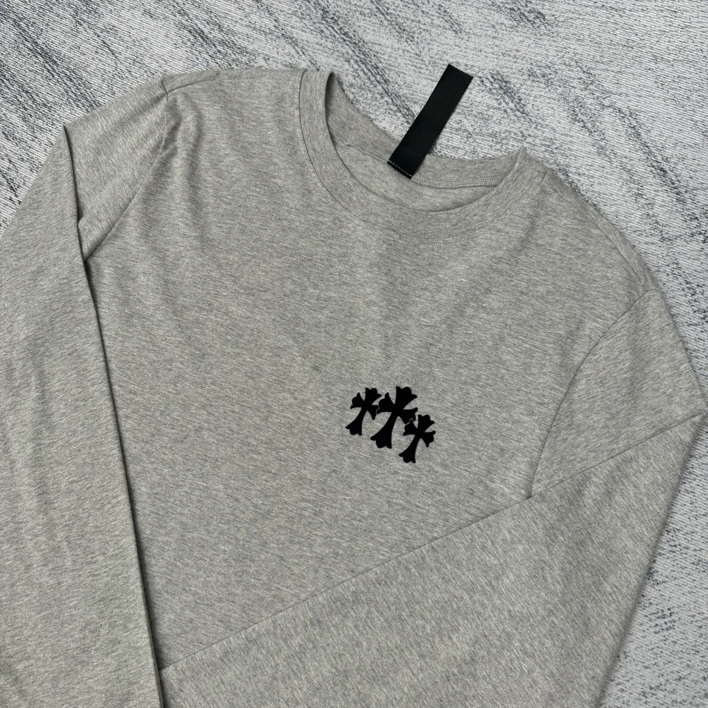 P300 Chrome Hearts/Chrome Hearts CH Black flocked cross round neck long sleeves Size: S/M/L/XL Custom-woven and dyed 40-yarn fabric with a scratchy surface pattern. The ready-made garments are made of YB consistent electrostatic flocking technology. It is not an ordinary lettering mold technology. The colors are also different at different angles. Brand new collar label (not the previous leather label) and washed label.